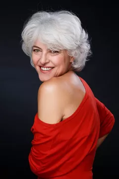 Photo de mannequin senior femme en studio sur fond noir