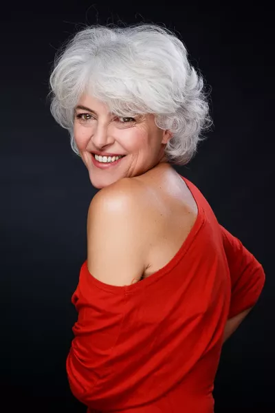Photo de mannequin senior femme en studio sur fond noir