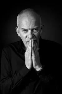 Photo de mannequin senior homme  en noir et blanc