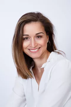Portrait de mannequin senior femme en studio