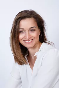 Portrait de mannequin senior femme en studio