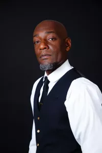 Photo de mannequin senior homme en studio sur fond noir