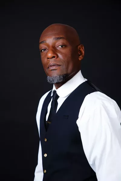 Photo de mannequin senior homme en studio sur fond noir