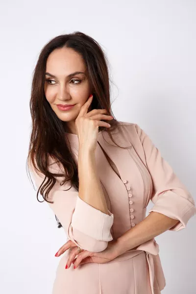 Portrait de mannequin senior femme en studio