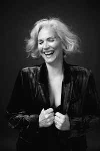 Photo de mannequin senior femme  en noir et blanc