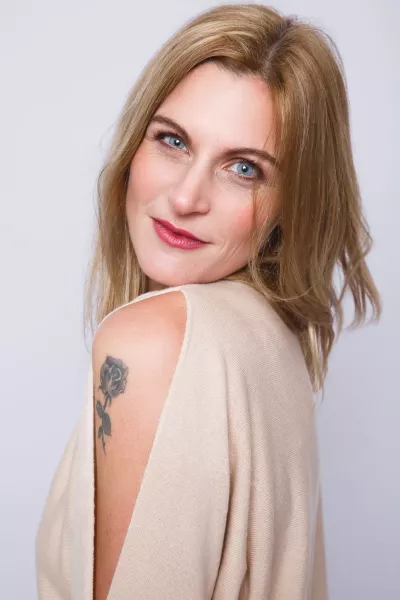 Portrait de mannequin senior femme en studio