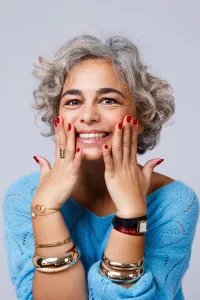 Portrait de mannequin senior femme en studio