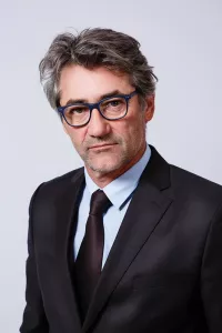 Portrait  de mannequin senior homme en studio