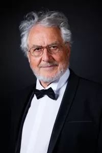 Photo de mannequin senior homme en studio sur fond noir