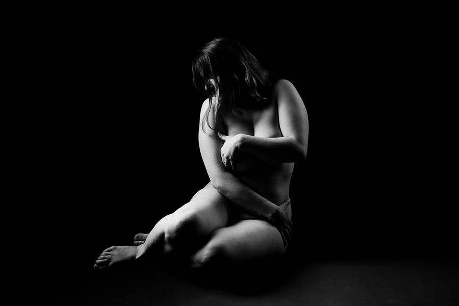 photo femme ronde nue en studio