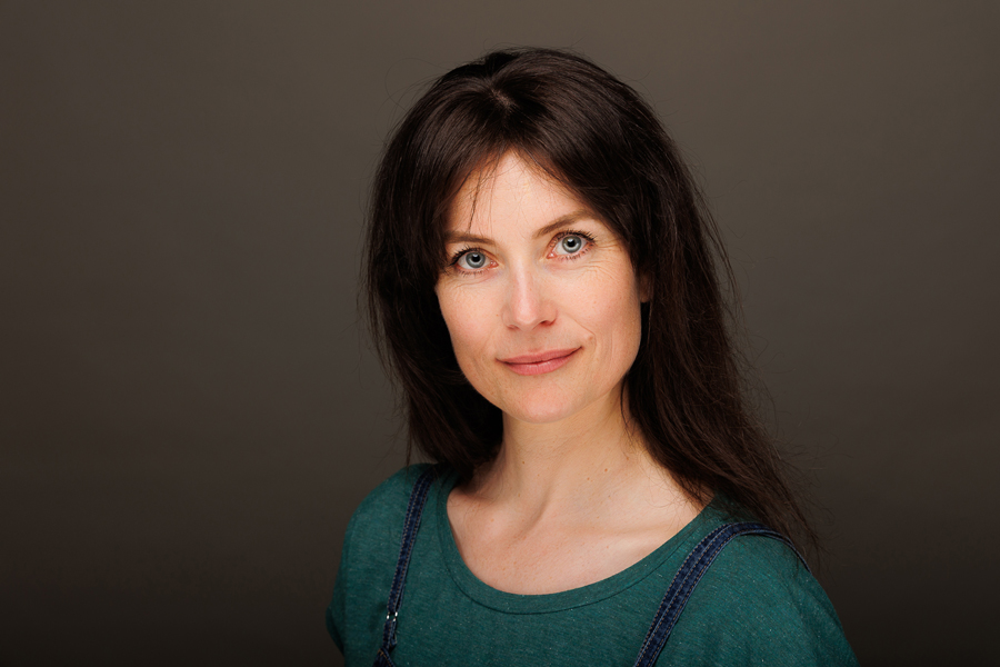 Un portrait de femme mannequin senior