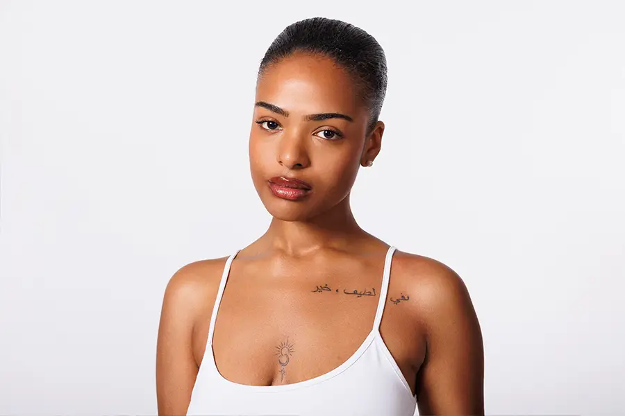 Portrait simple sur fond blanc pour un book